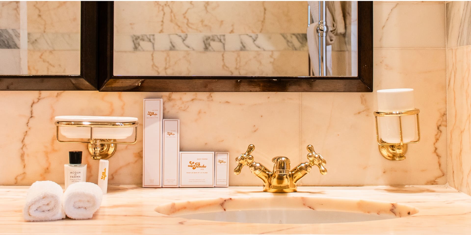 The Classic Room, natural textures in harmony for an exceptional rest.