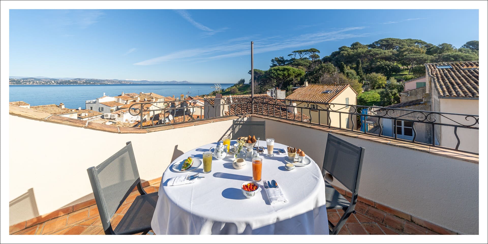 Vue imprenable sur la mer depuis le rooftop.