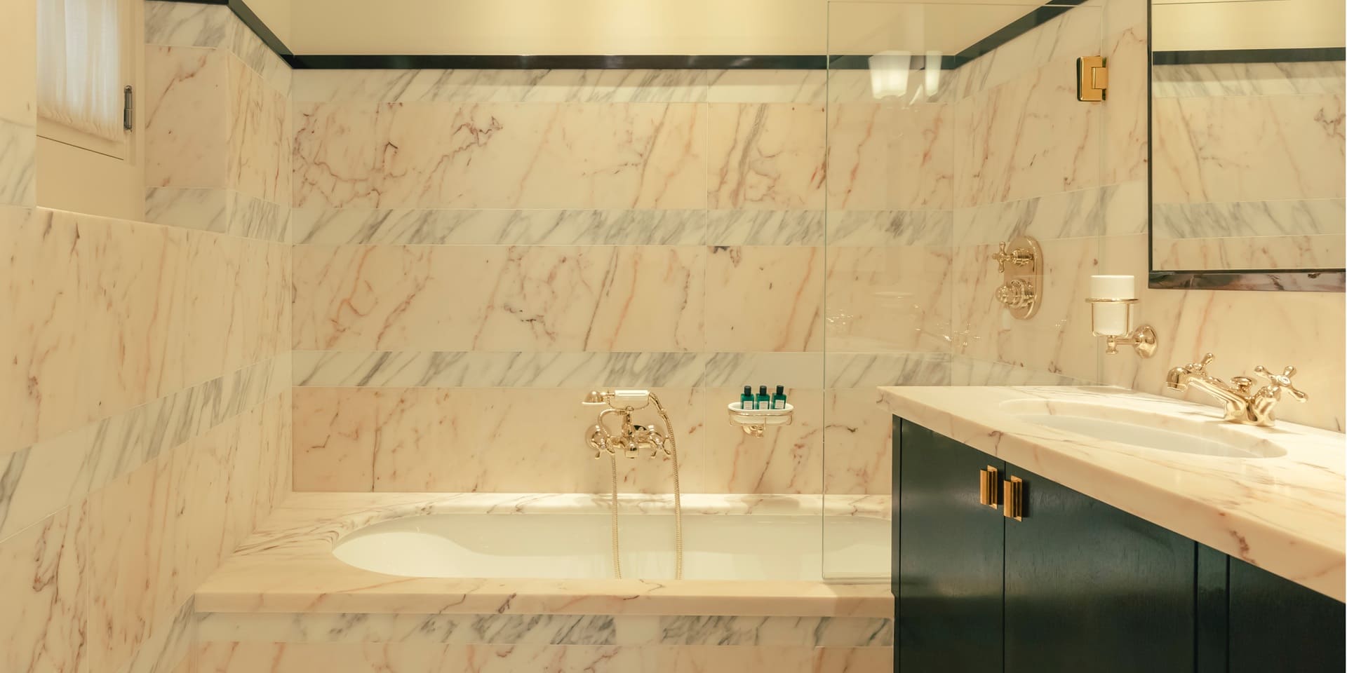 High ceilings and soft light, the discreet luxury of the Superior Room.
