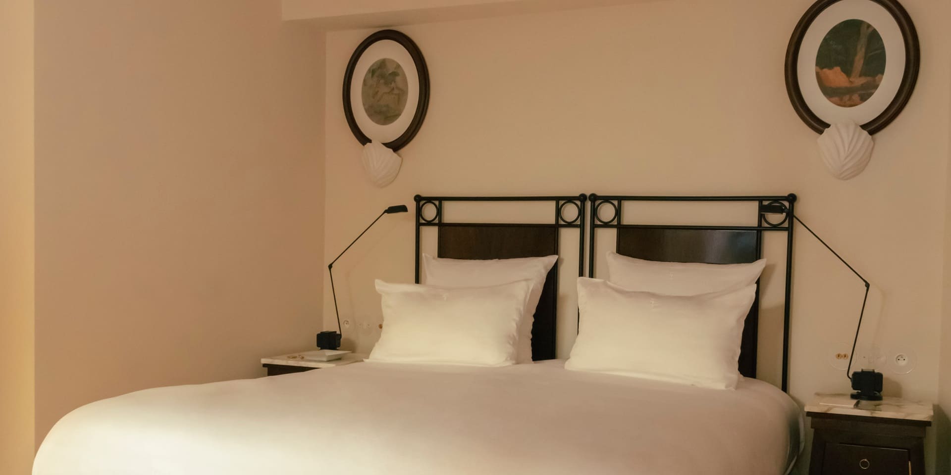 Refined details and noble materials, the art of living in the Superior Room.