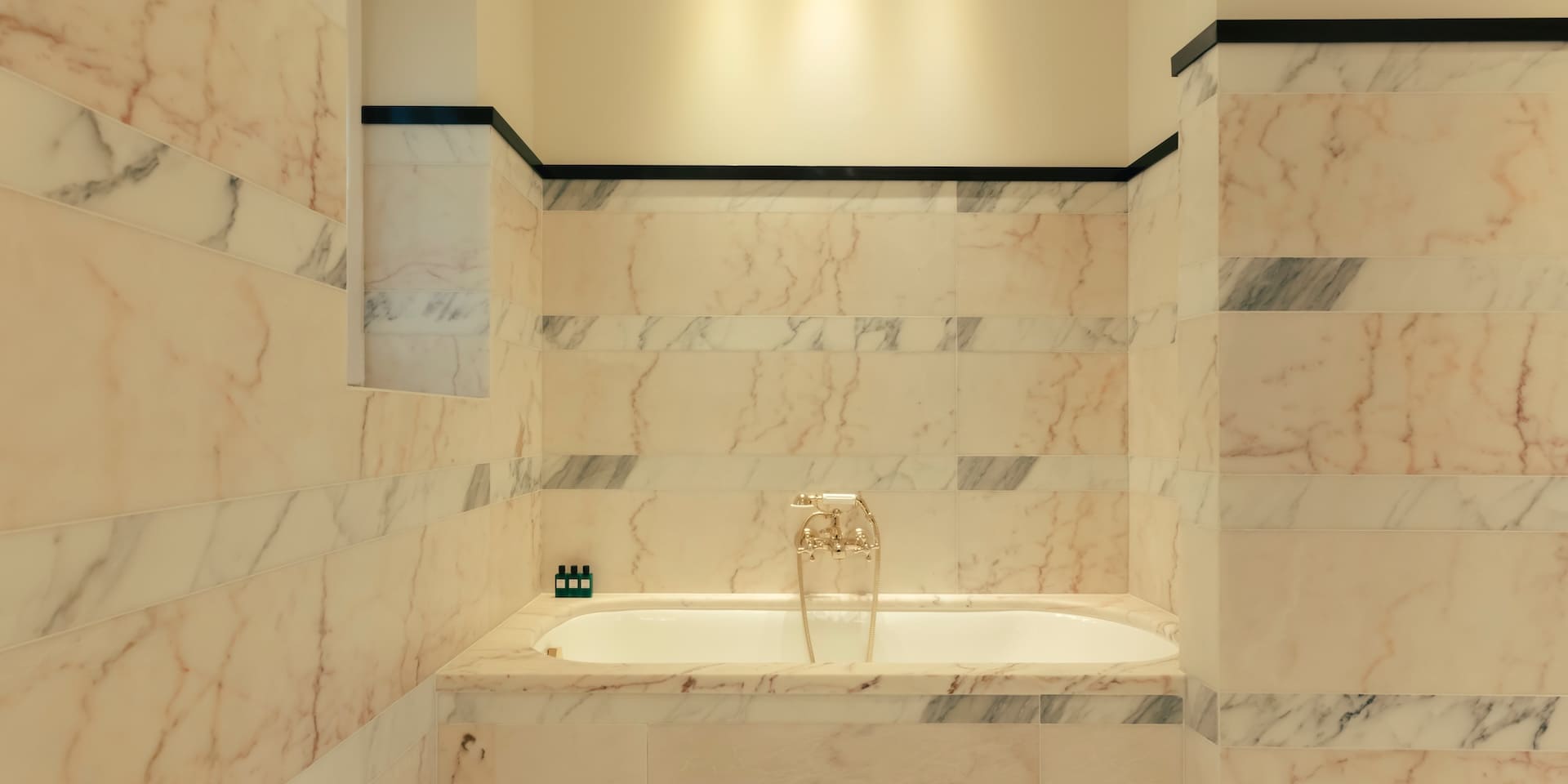 Letto King Size e decorazione essenziale della suite.