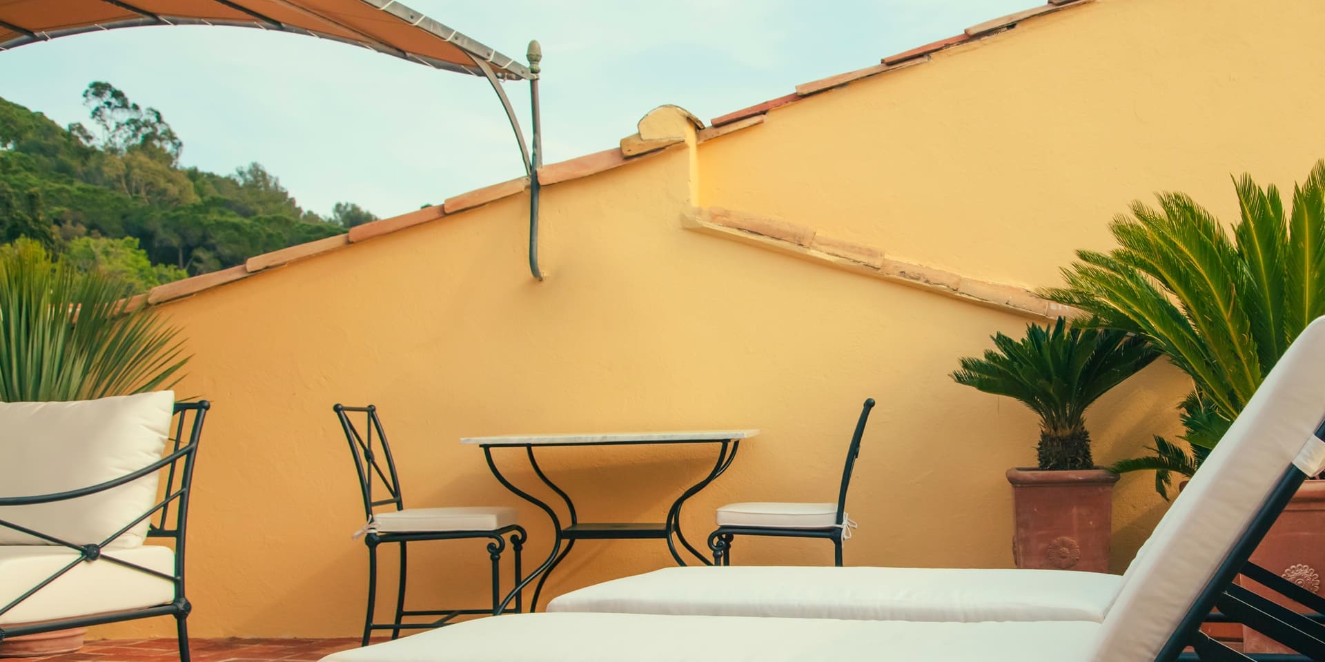 Area lounge sulla terrazza per rilassarsi di fronte alla vista.