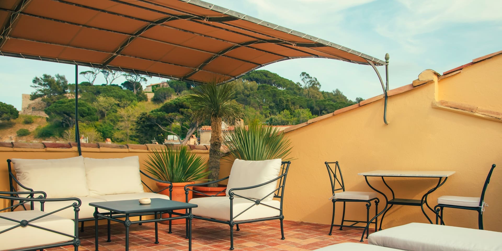 Atmosfera notturna sulla terrazza della camera Prestige.