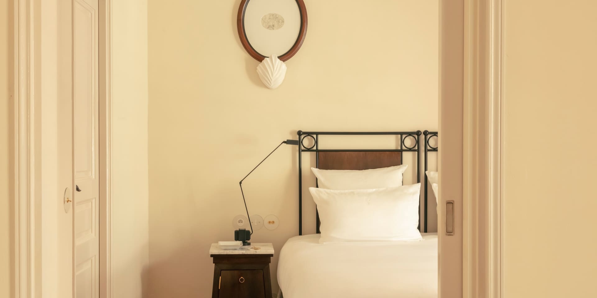 Overview of the spacious Deluxe Suite.