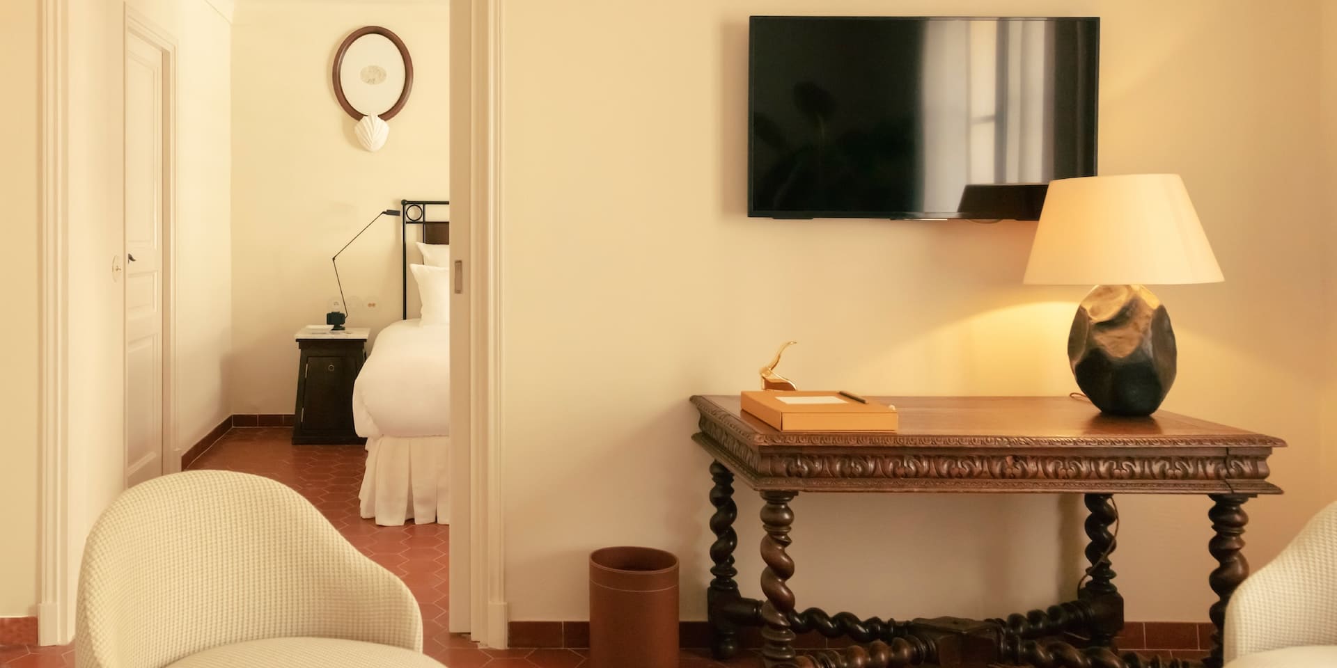 Warm and bright atmosphere of the suite.