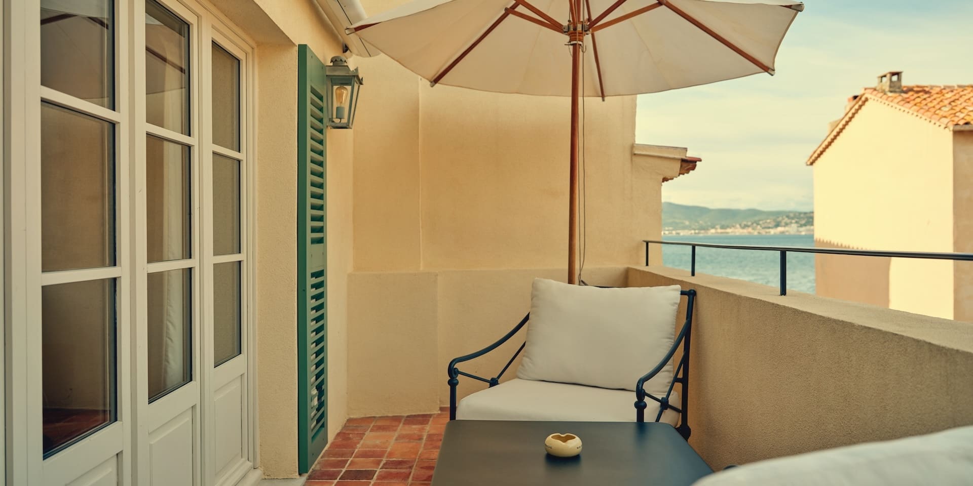 Bright bedroom with direct access to the terrace.