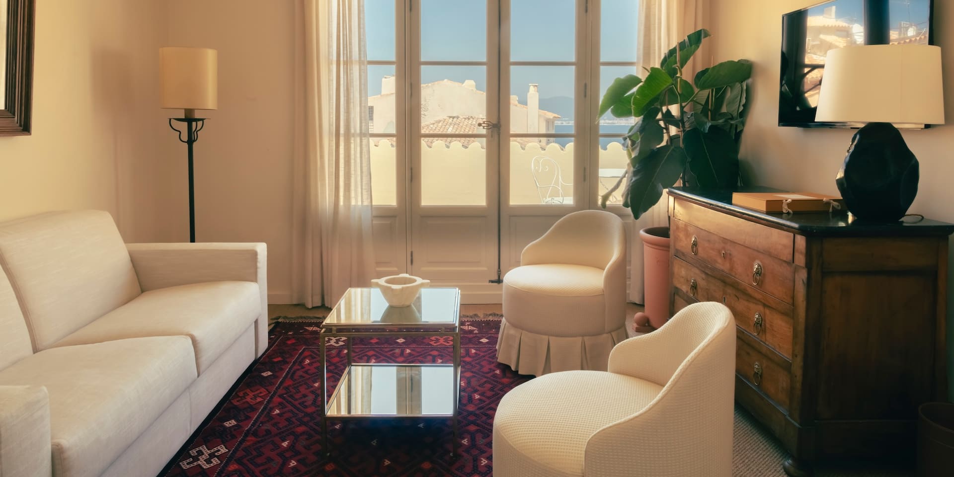 Detail of the carefully selected furniture and decoration.